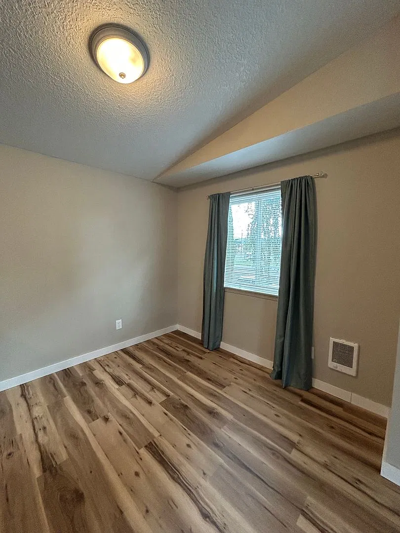 221-223 Oregon Way — Photo 4