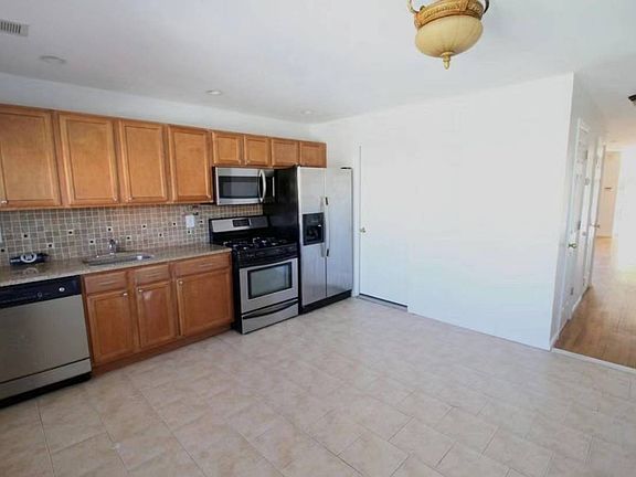 5th image of 135 Dartmouth Loop Floor 2