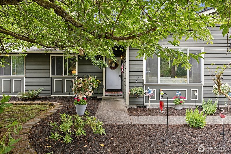 3rd image of 8915 Quinault Drive NE