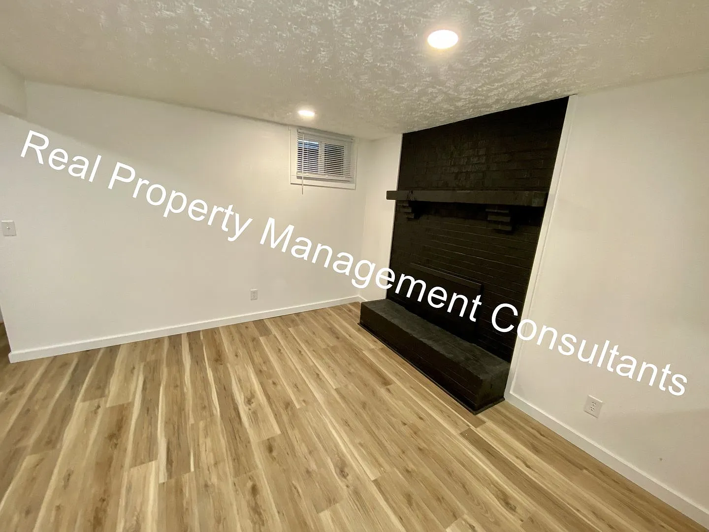 2203 Twin Oaks Dr — Photo 2