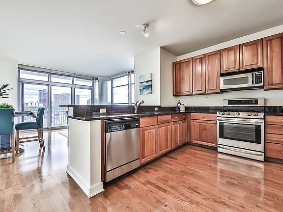 3rd image of 1600 S Prairie Ave Unit 1207