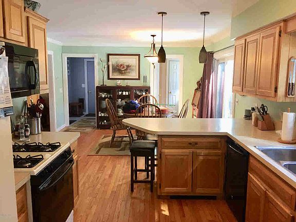 2nd image of 19 Coriander Dr