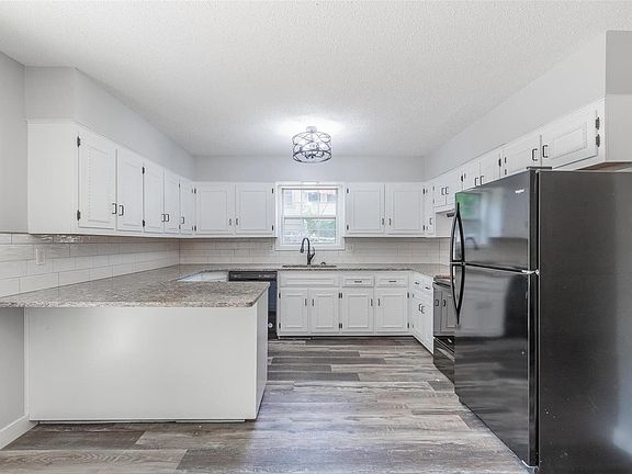 4th image of 1614 Sylvan Dr