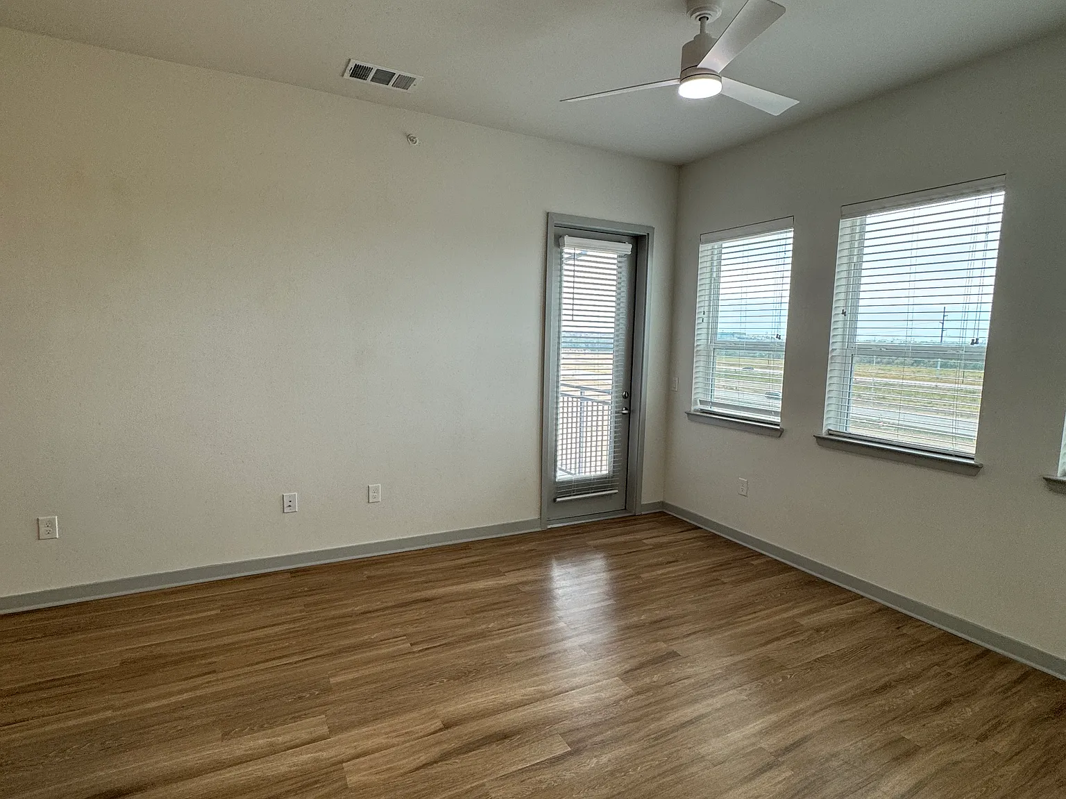 2 bed, 1165 sqft, $1,599 — Photo 4