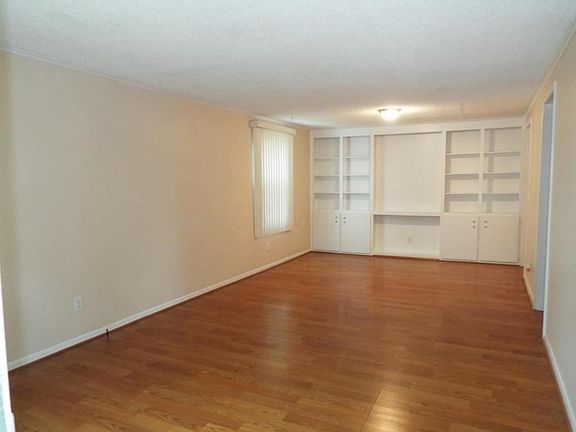 4th image of 5561 Pipers Meadow Dr