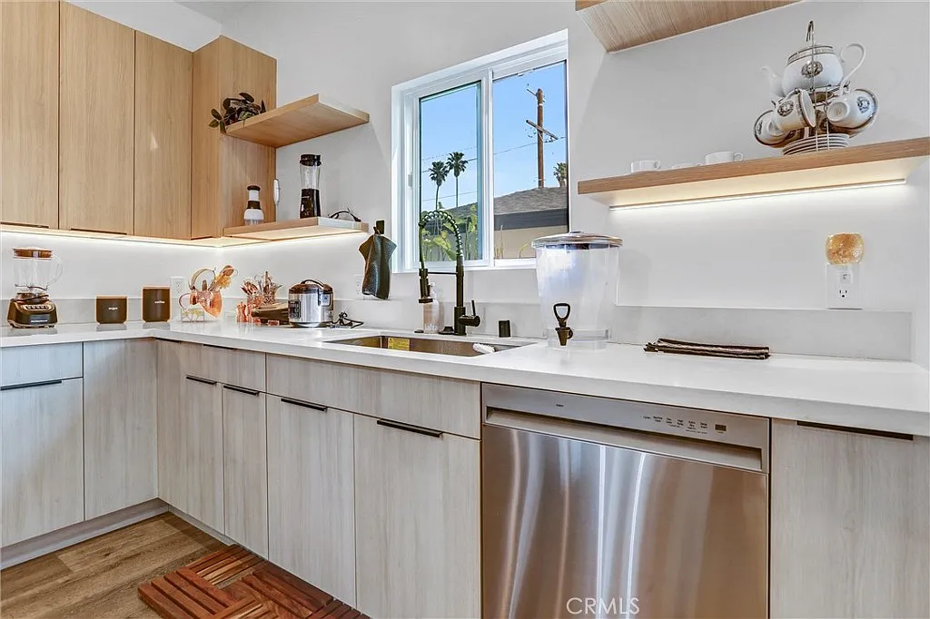 3 bed, 1600 sqft, $4,495 — Photo 3