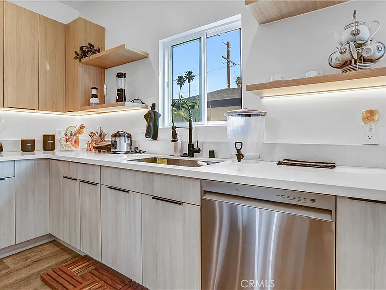 6900 Corbin Ave — Photo 3