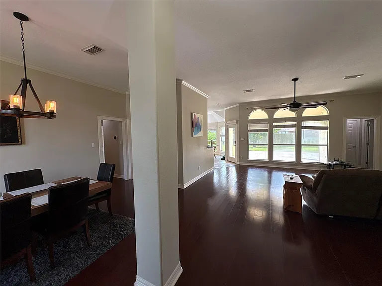 308 Williamsburg Ave — Photo 4