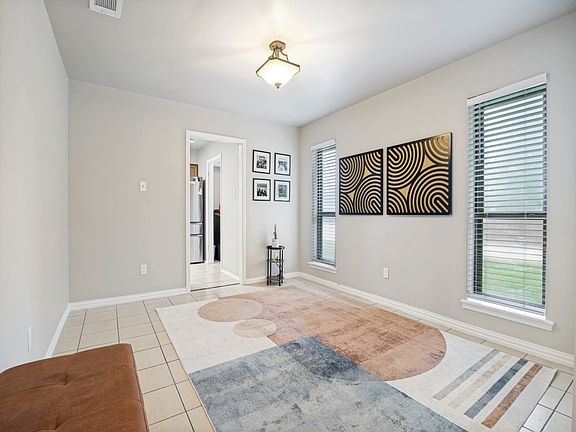 4th image of 2111 Meredith Ln