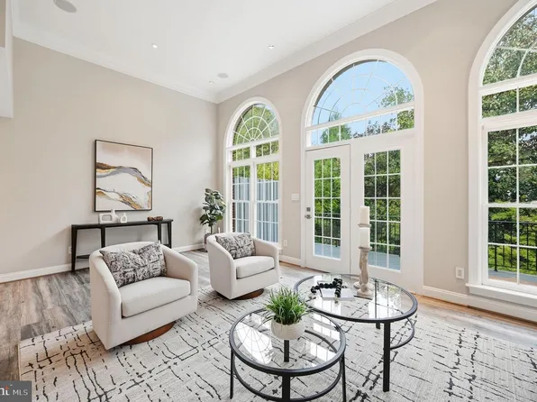 2131 N Scott St, Arlington, VA 22209
