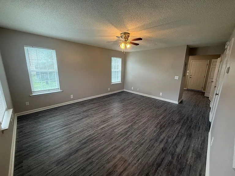 909 Greenland Dr — Photo 3