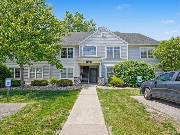 12398 Saint Andrews Way, Fenton, MI 48430