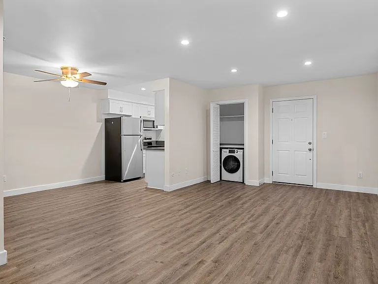 Lombardi Apartments — Photo 94