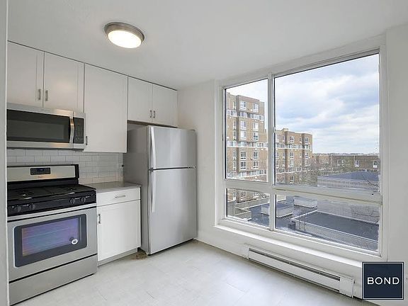 3rd image of 560 Main St APT 419