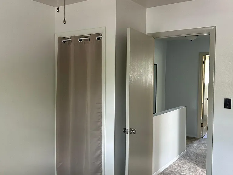 3rd BR looking into hallway