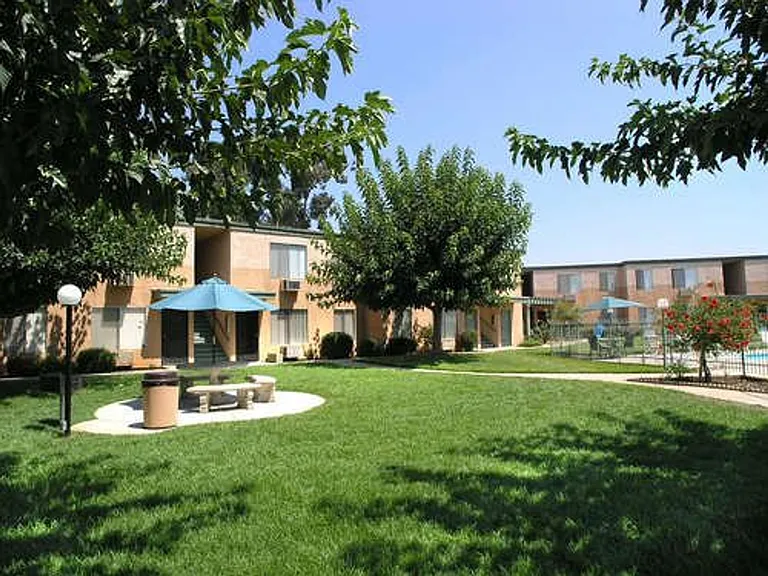 Spacious 2 Bedroom Apartments at The Courtyards in El Cajon — Photo 7