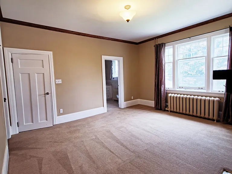 1110 Simcoe St S #2 — Photo 6
