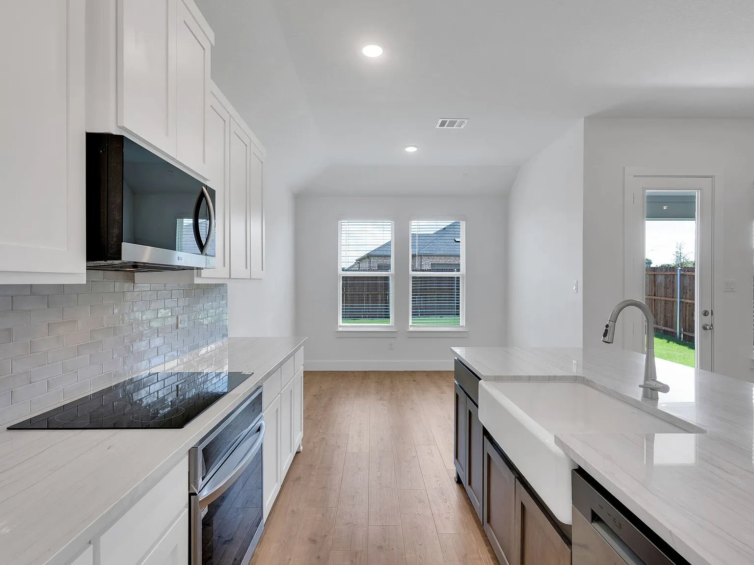 3 bed, 2.5 bath, 2304 sqft, $3,200 — Photo 3