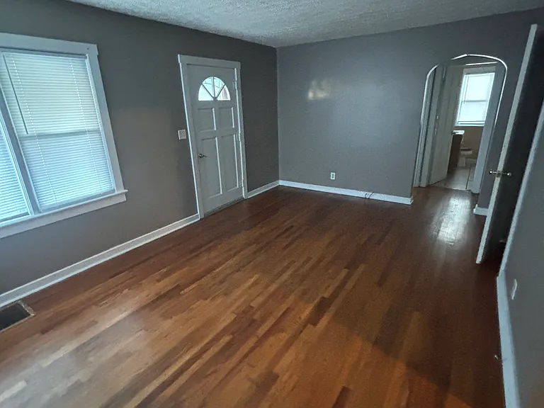 1327 E 8th St — Photo 3