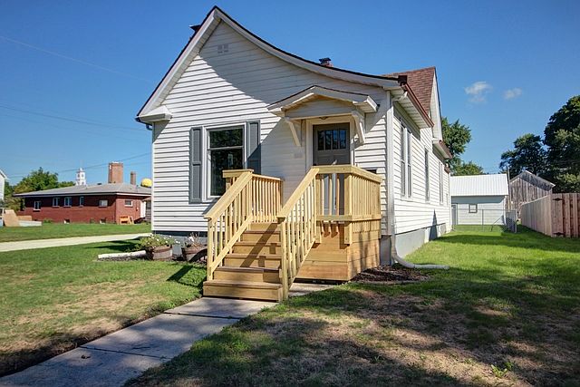 1st image of 215 E Orleans St