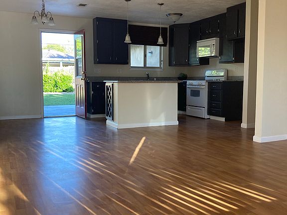2nd image of 2124 Violet St