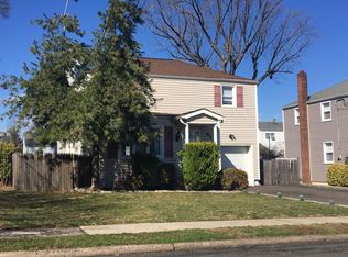 91 Hillman Dr, Elmwood Park, NJ 07407