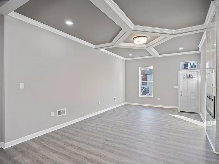 723 N Luzerne Ave — Photo 5