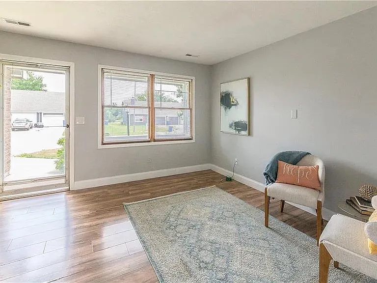 1421 Ash Ct — Photo 3