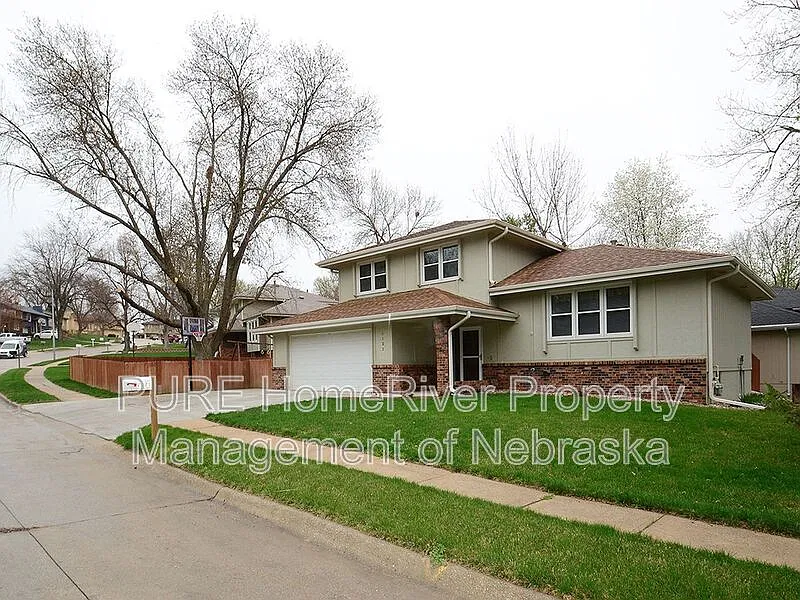 3 bed, 3.0 bath, 2011 sqft, $2,250 — Photo 2