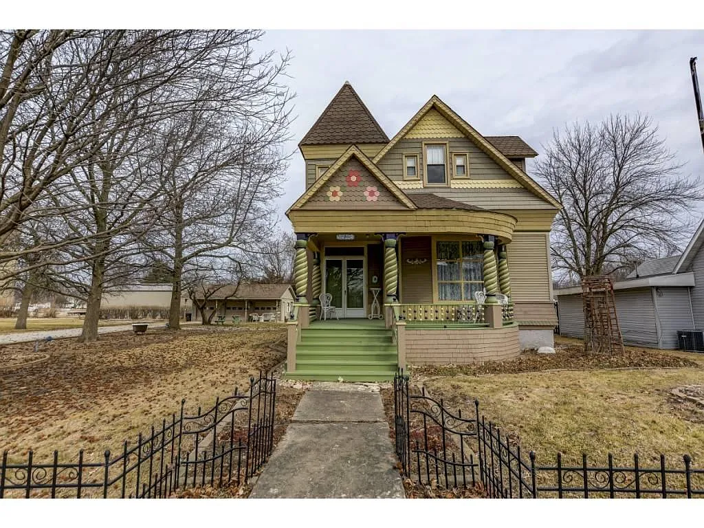 184 E Elm St photo 1