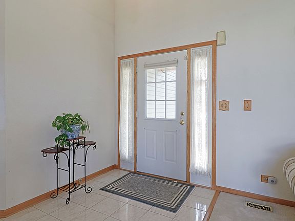 4th image of 836 Tallgrass Dr