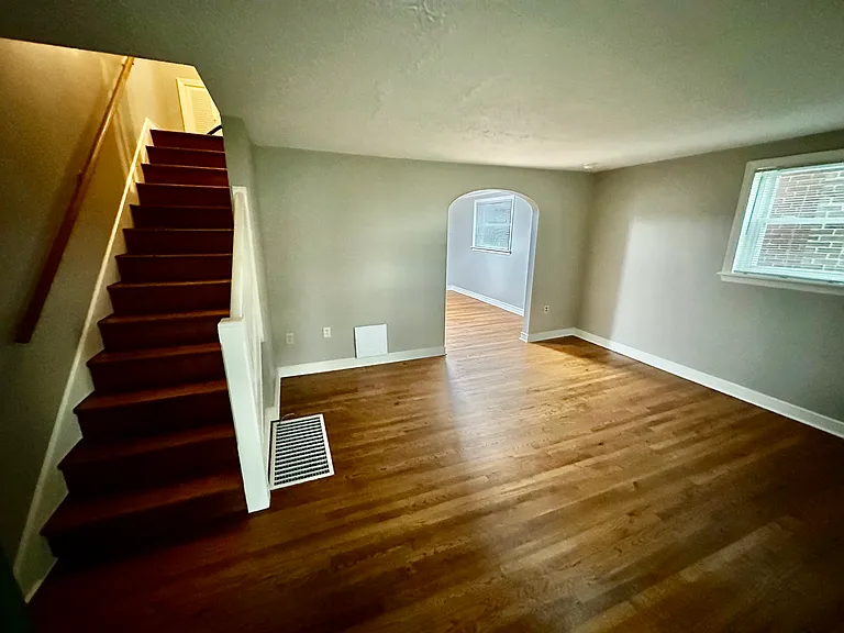 829 Rolridge Ave — Photo 2