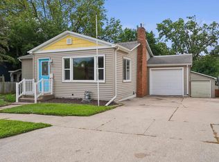 1016 W 2nd St, Cedar Falls, IA 50613