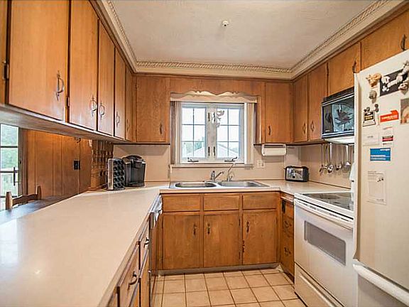 3rd image of 81 Belmont Ave