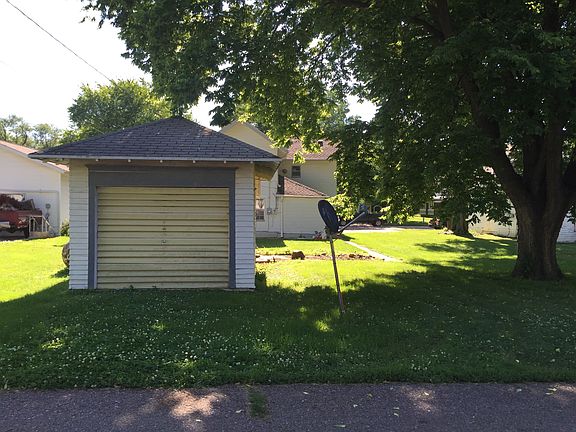 2nd image of 207 Driftwood St