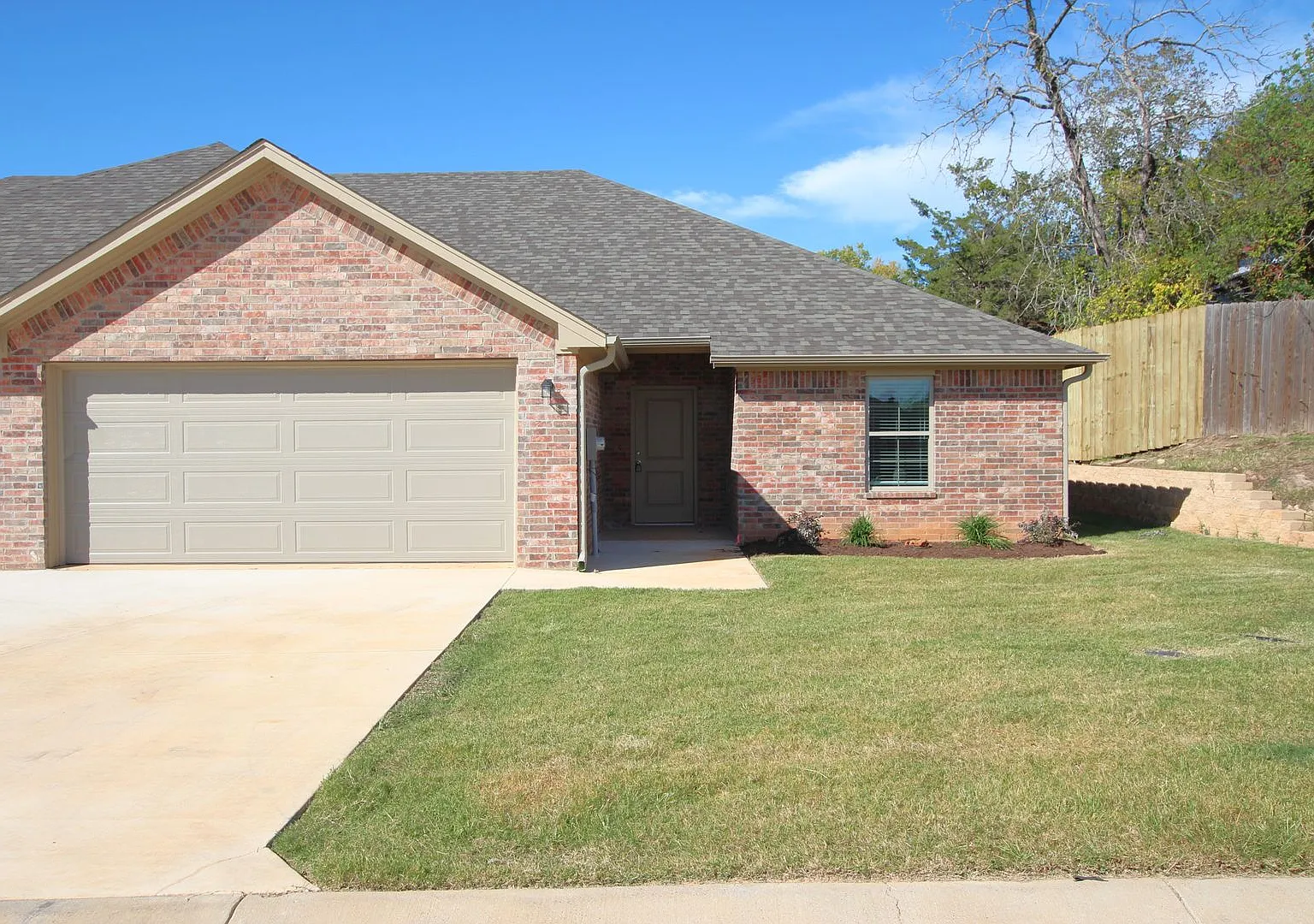 Beautiful 3 Bedroom 2 Bathroom Townhouse in South Tyler! — Photo 2