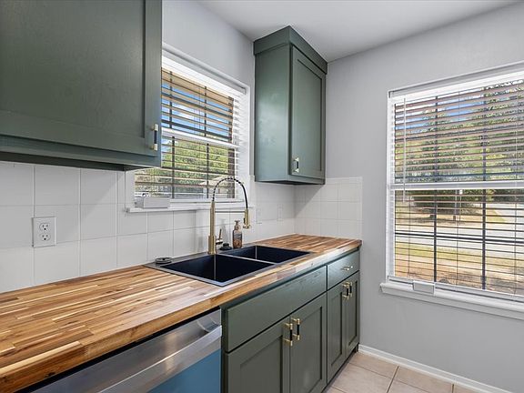 3rd image of 1114 Woodlands Dr