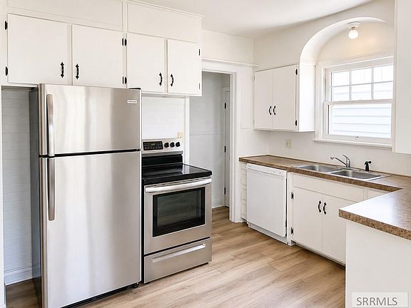 3rd image of 262 E 14th St