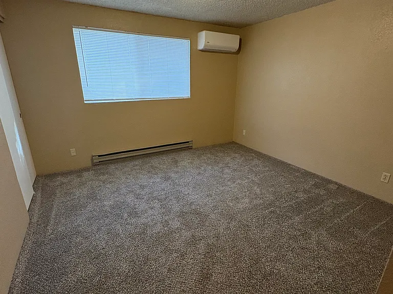 506 SE J St — Photo 8