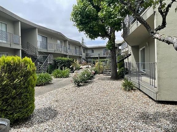 3rd image of 810 Yulupa Avenue