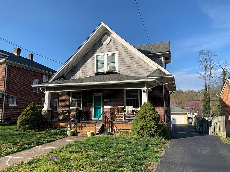606 Arbutus Ave SE — Photo 1