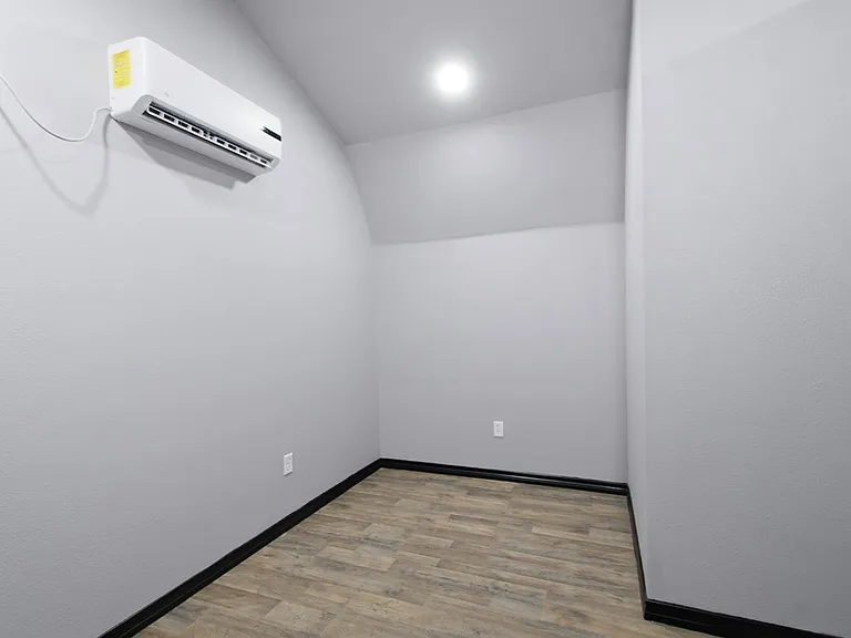 210 N Jackson St #B — Photo 11