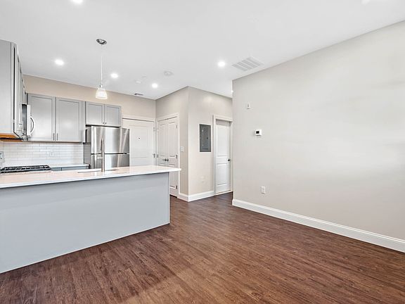 4th image of 18 New Derby St #201