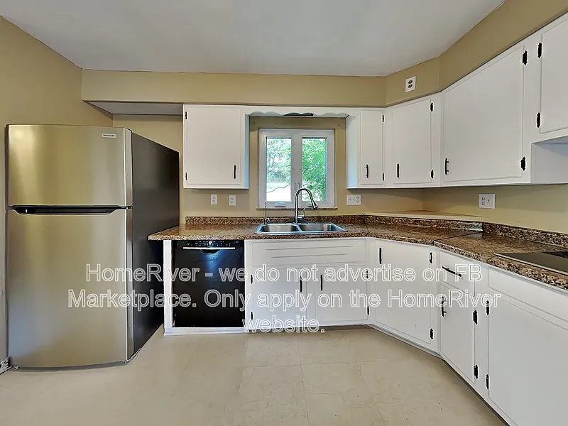 3 bed, 1.0 bath, 1340 sqft, $1,900 — Photo 2