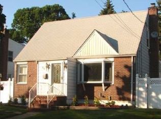 34 Avalon Rd, Hewlett, NY 11557