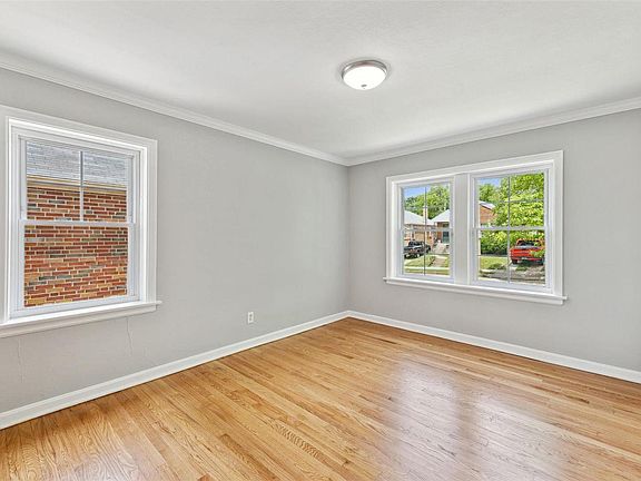 5th image of 7024 Plainview Ave