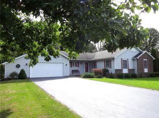 919 Meadow Ridge Ln, Webster, NY 14580