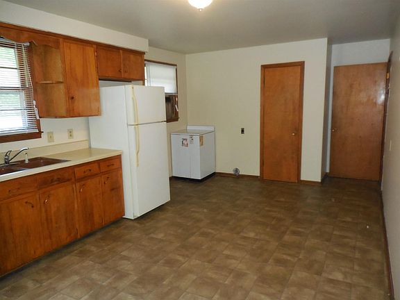 3rd image of 1020 & 102 Colonial Ct