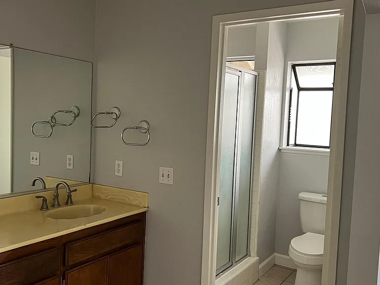 2910 S Bon View Ave — Photo 8
