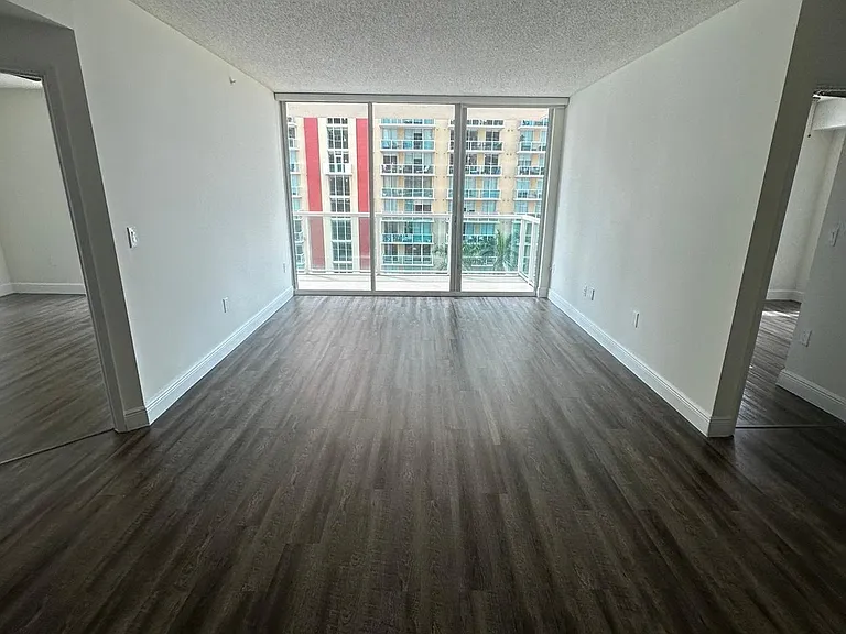 17000 N Bay Rd #910 — Photo 2